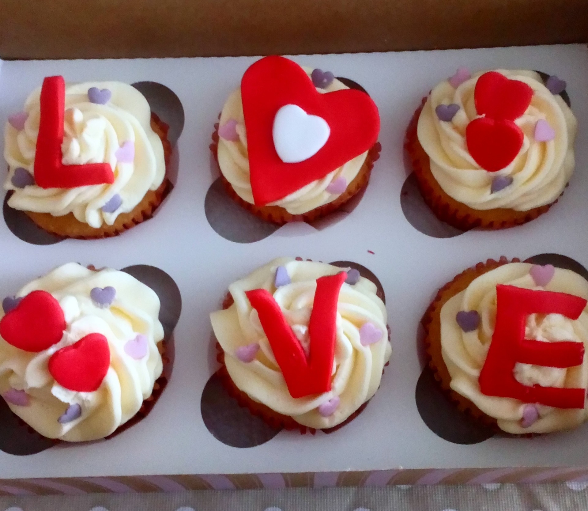 valentines "love" cupcakes
