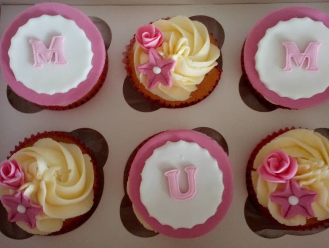 "Mum" floral mothers day cupcakes