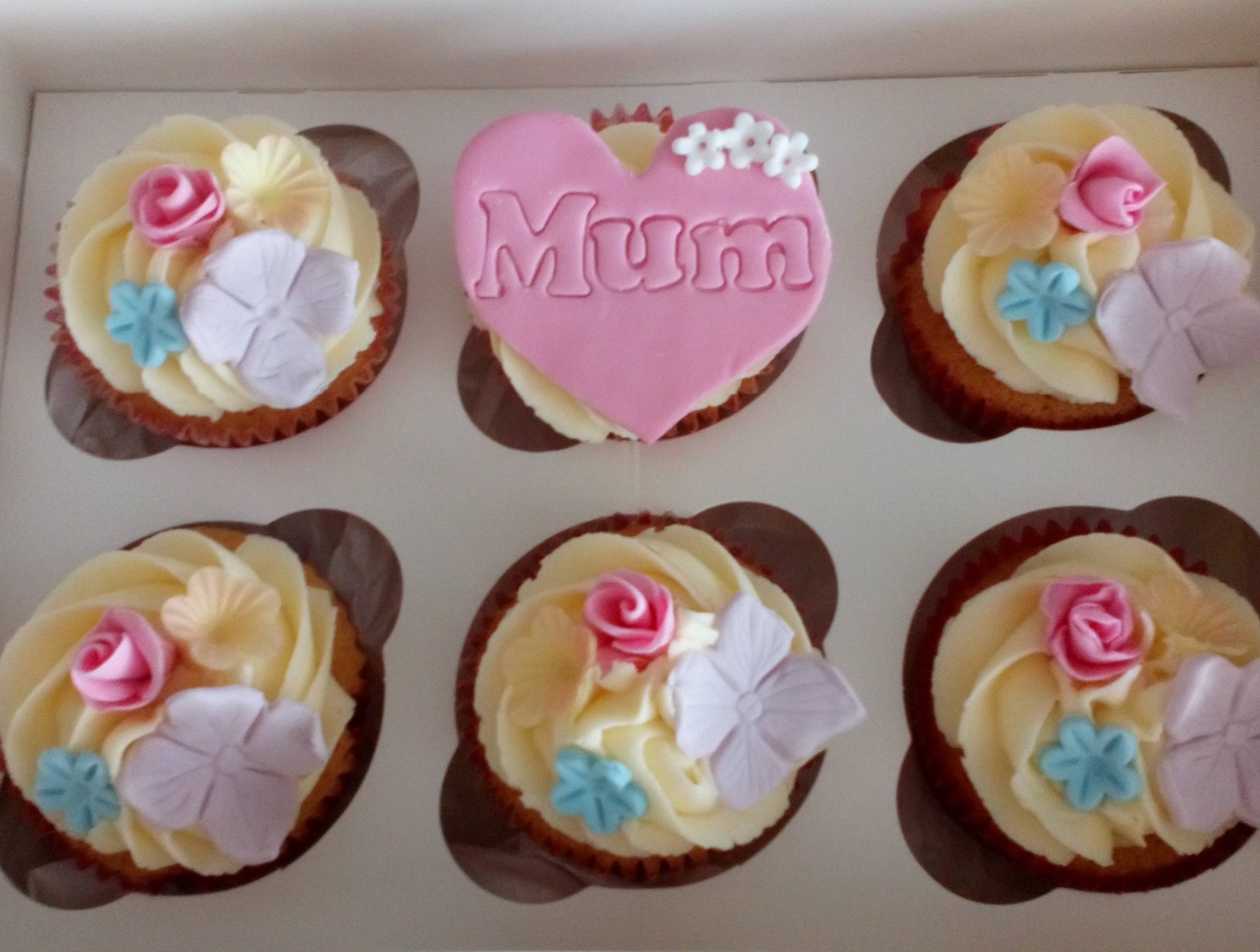 floral mothers day cupcakes - 6