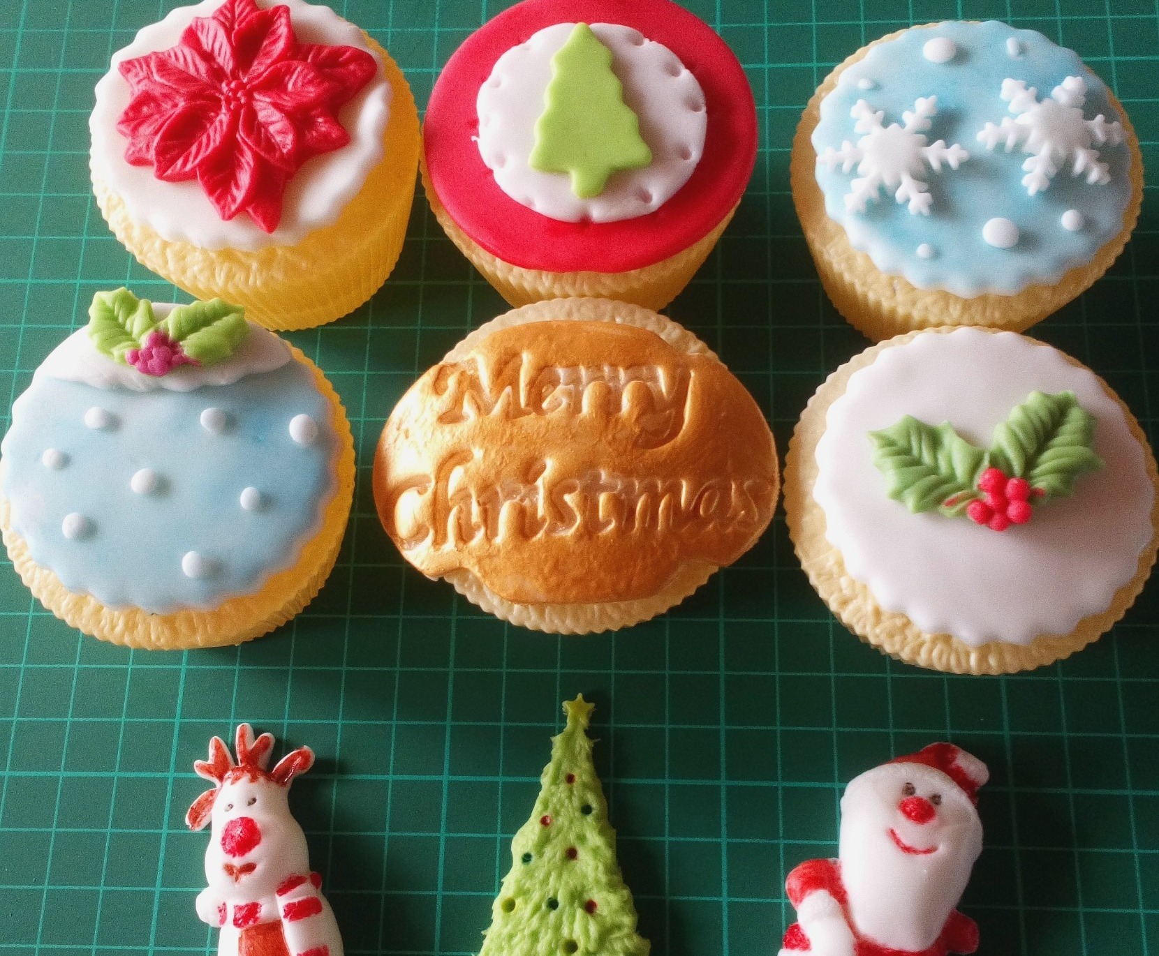 christmas themed cupcakes