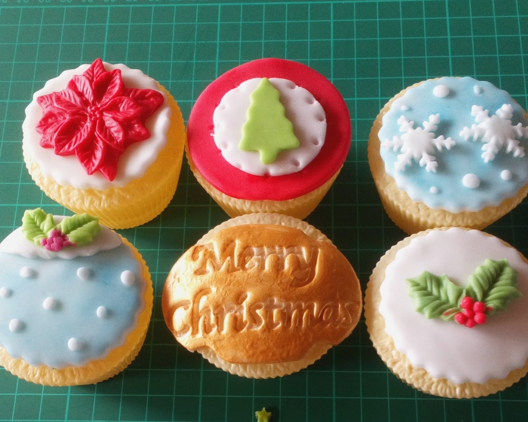 christmas themed cupcakes boxes
