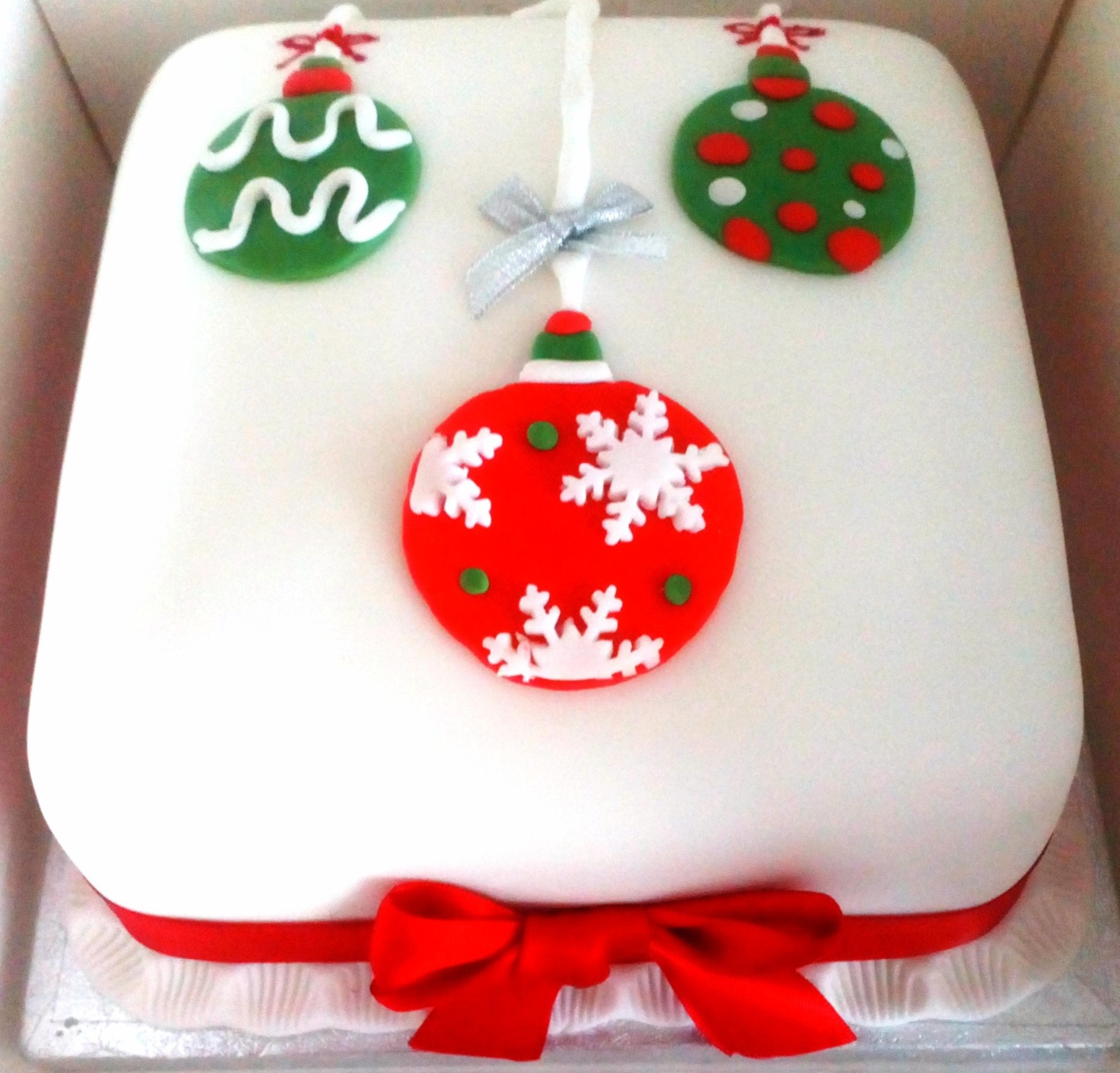 Mini christmas baubles cake