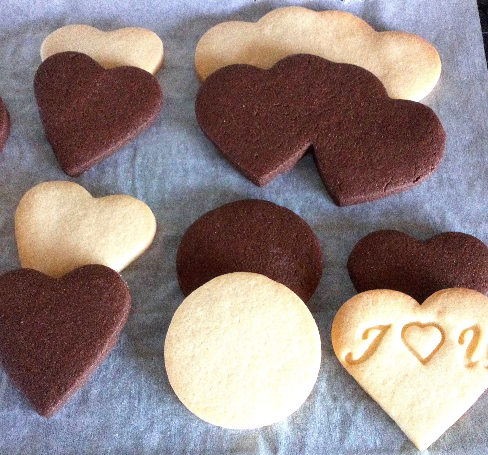 Plain and chocolate shortbread biscuits