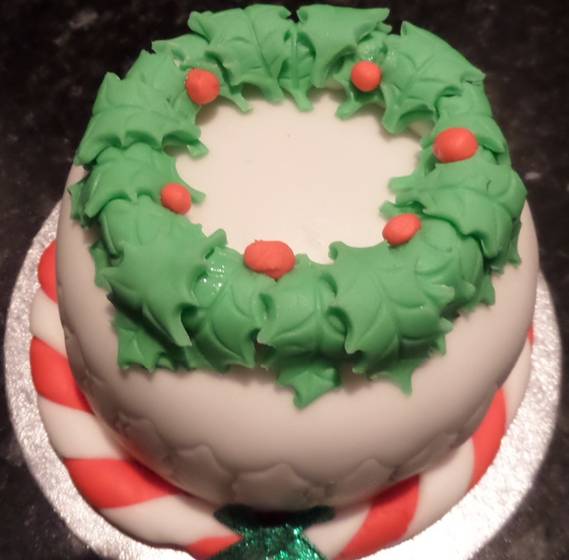 mini christmas wreath cake