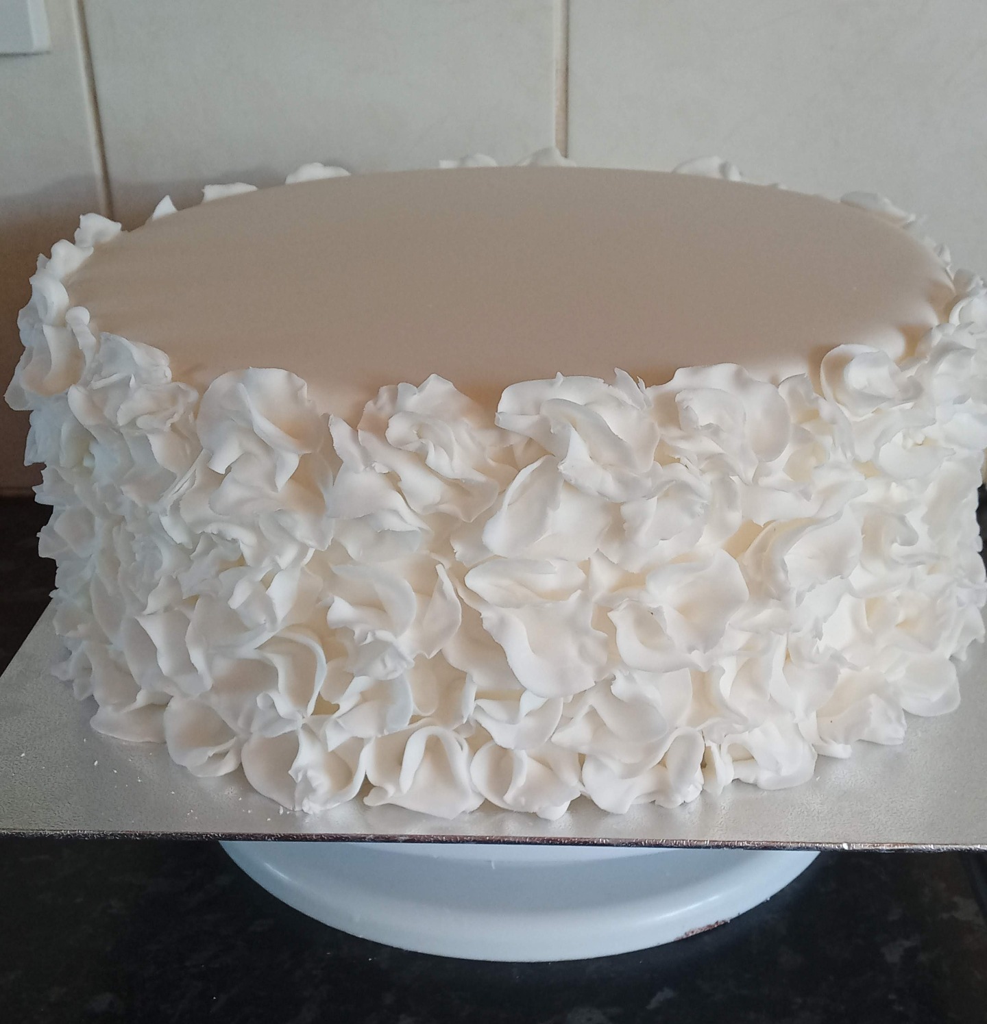 Single tier cake with ruffle detail