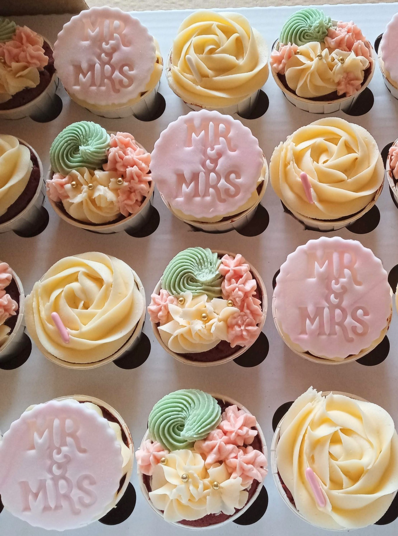wedding cupcakes Mr and Mrs