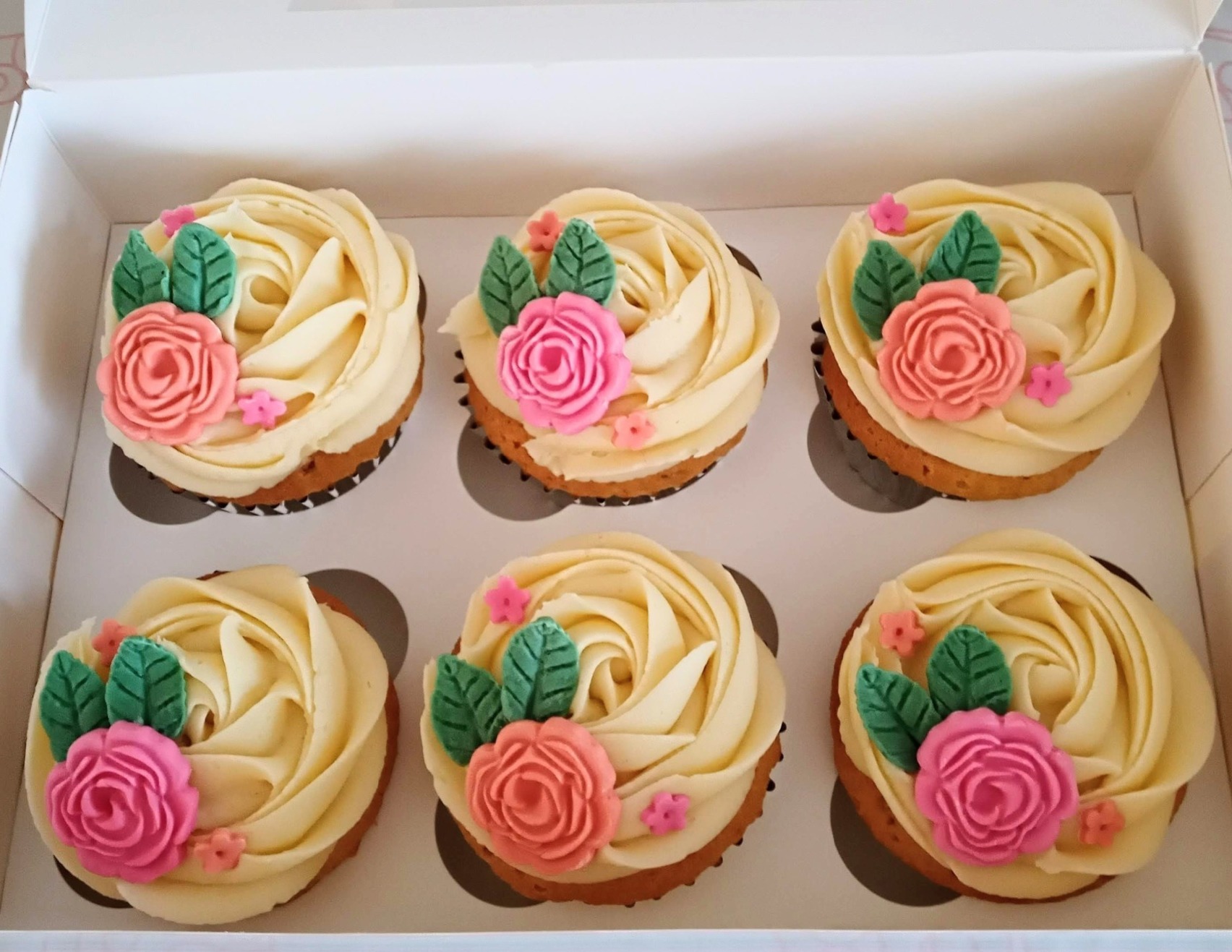 Box of 6 Mothers day sugar rose cupcakes