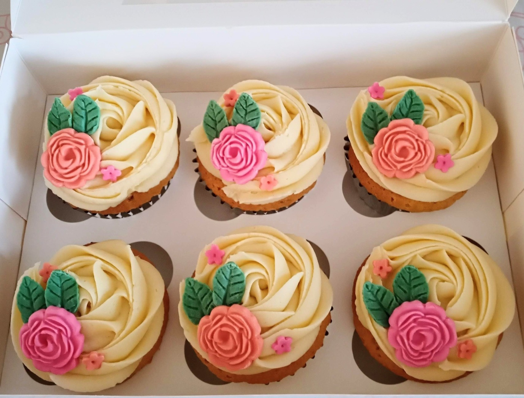 Box of 6 Mothers day sugar rose cupcakes