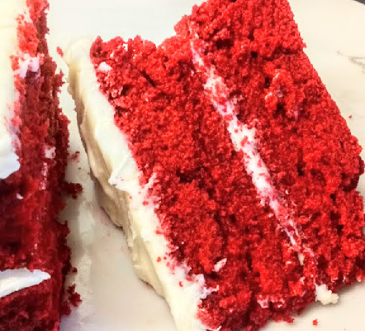 Round red velvet cake