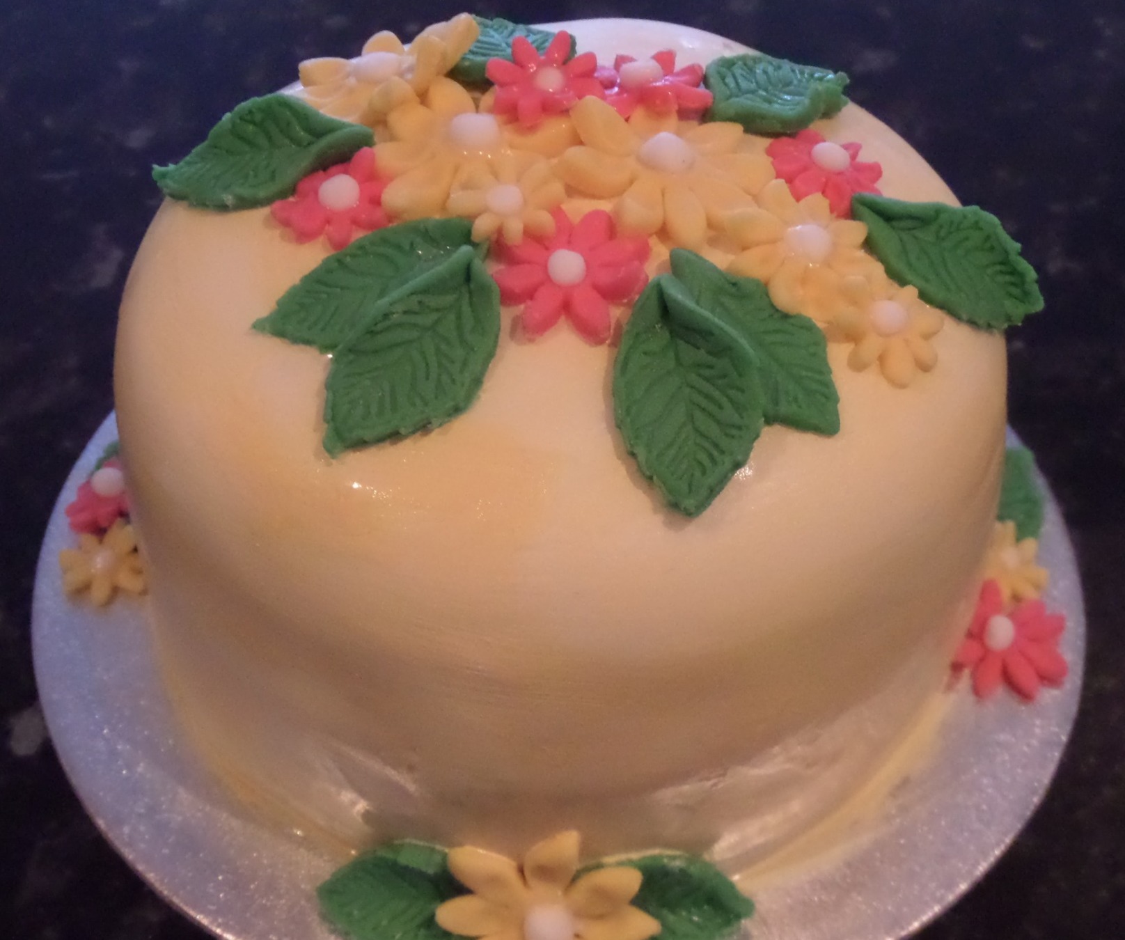 mini floral cake ,ideal for a top tier