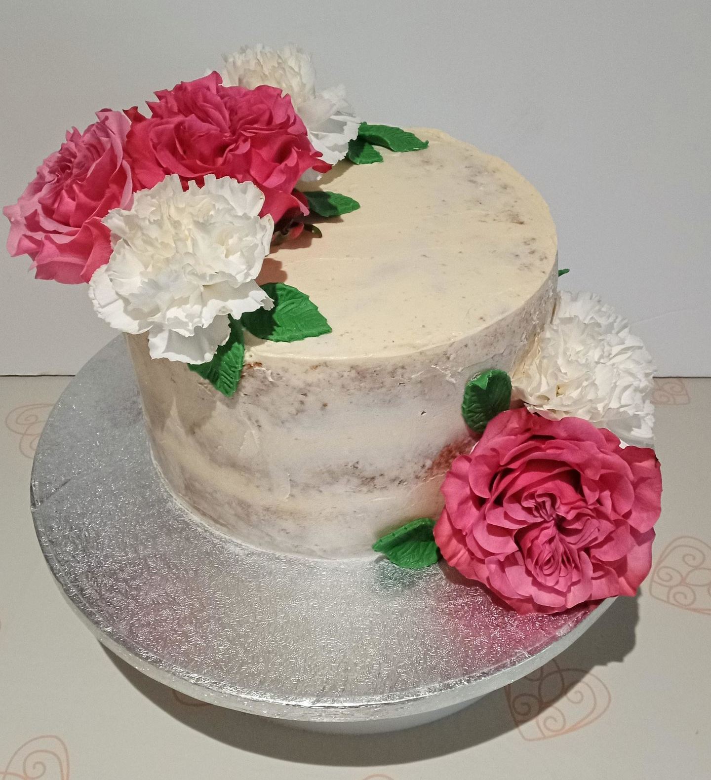 Naked cake effect with fresh flowers