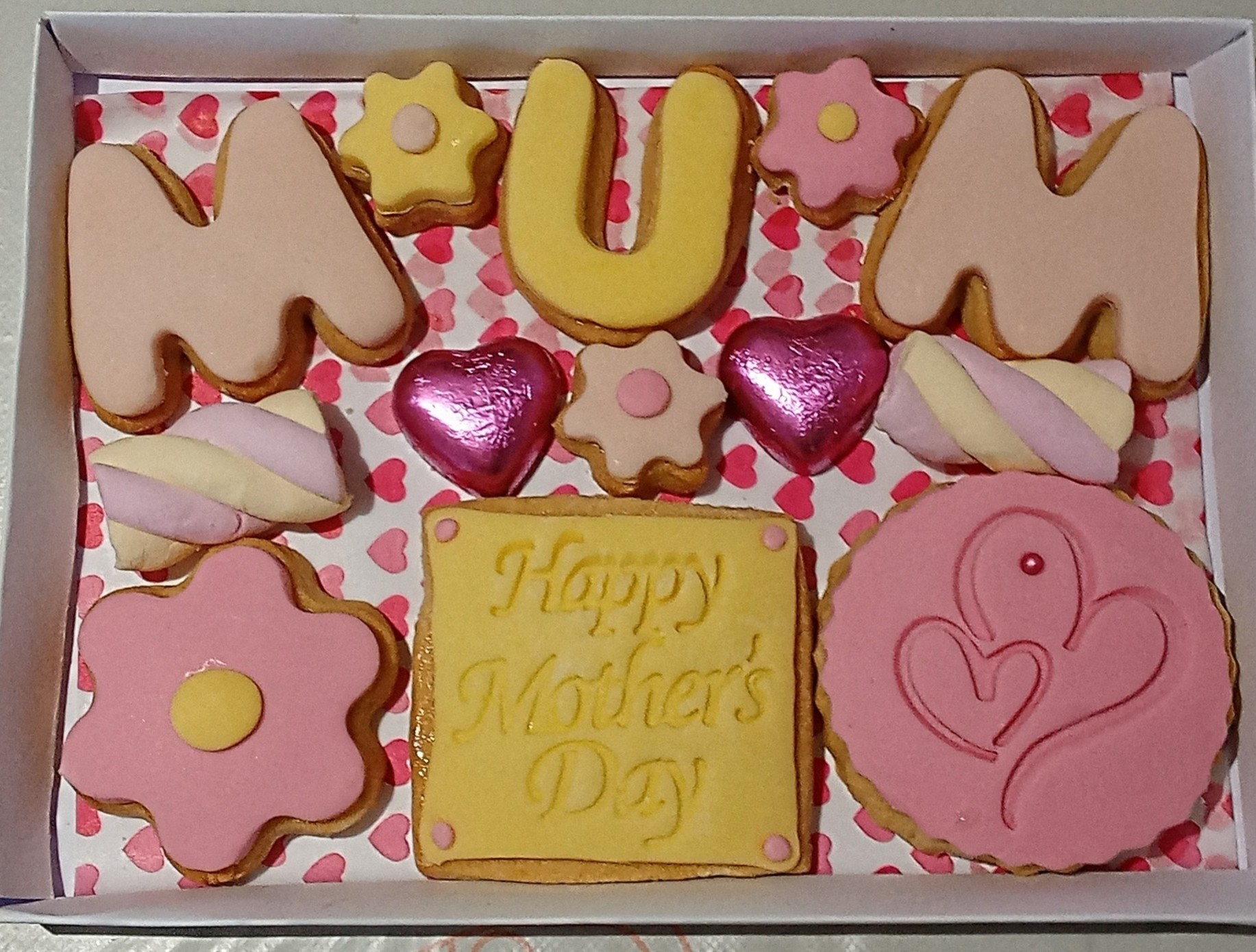 "MUM" mothers day cookies