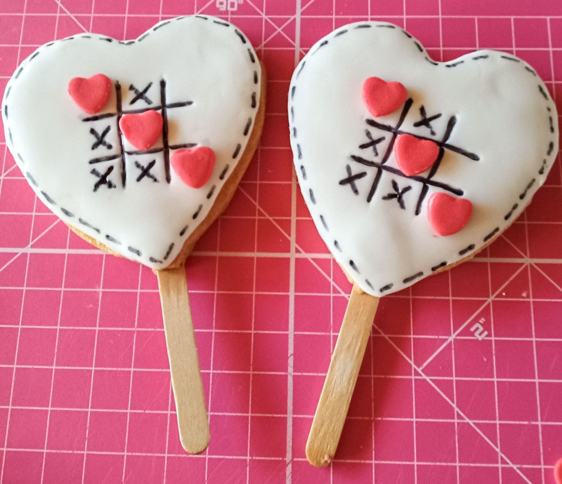 Hearts and crosses valentines cookie lolly