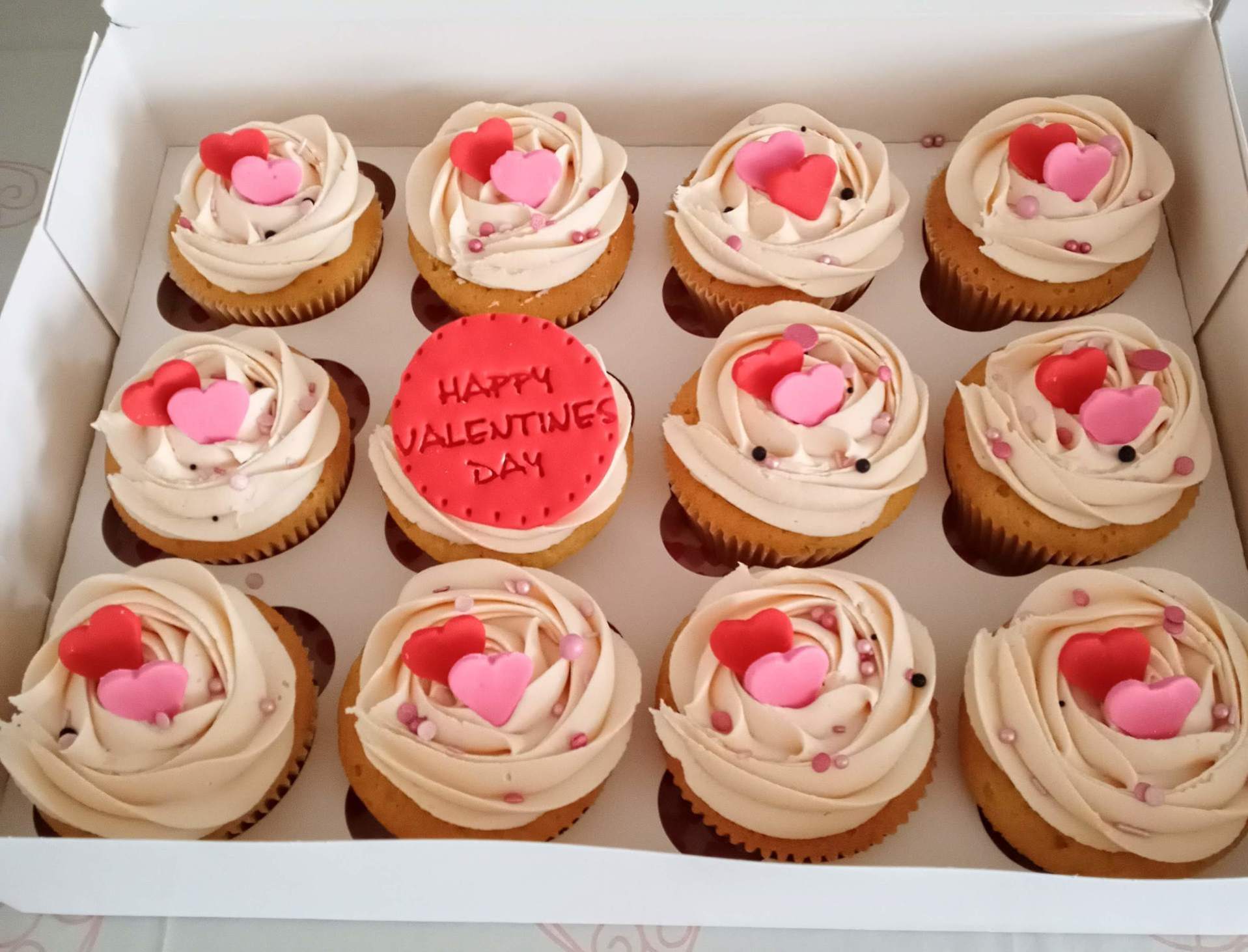 Red and pink hearts cupcake box
