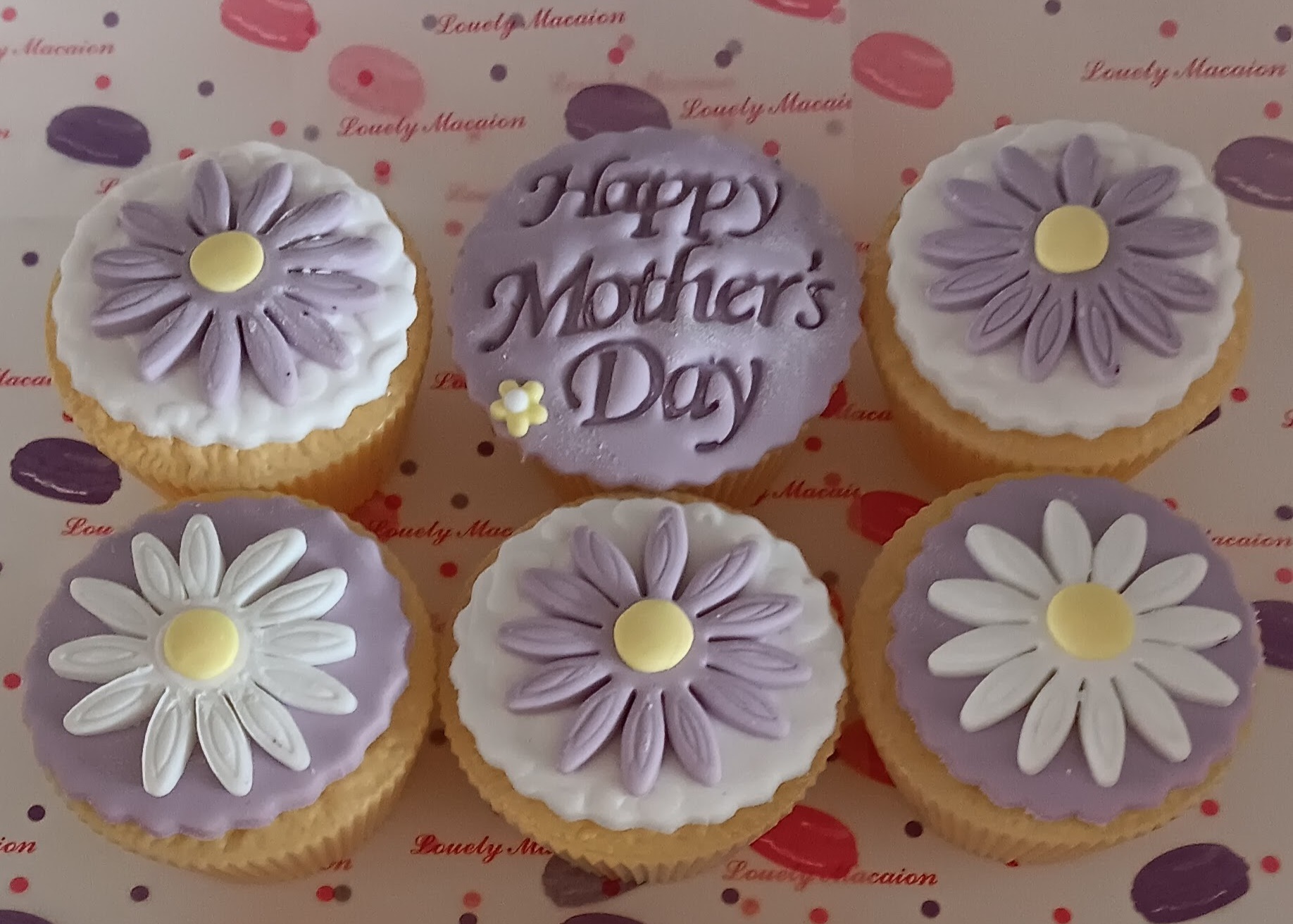 Mauve and white daisy mothers day cupcakes