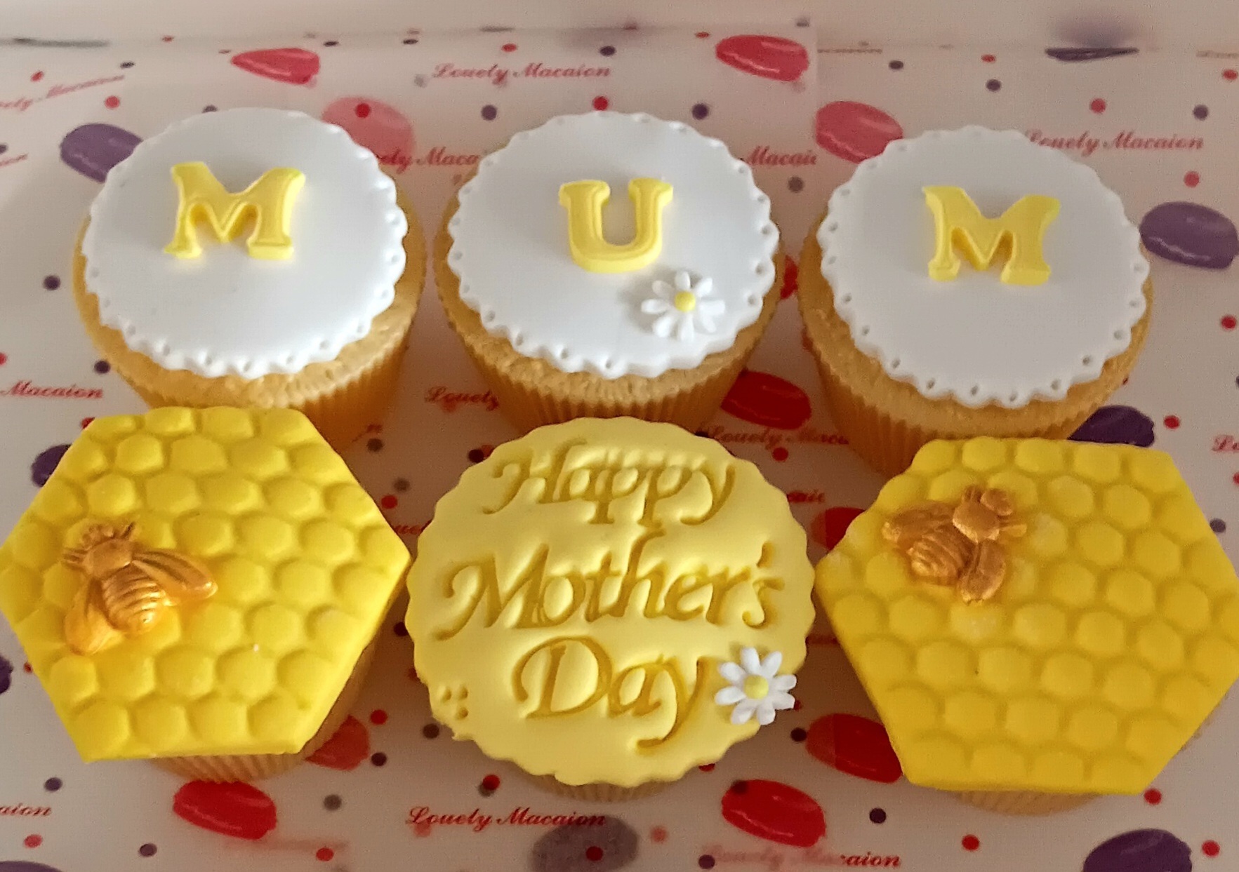 "Mum" mothers day bee,s cupcakes