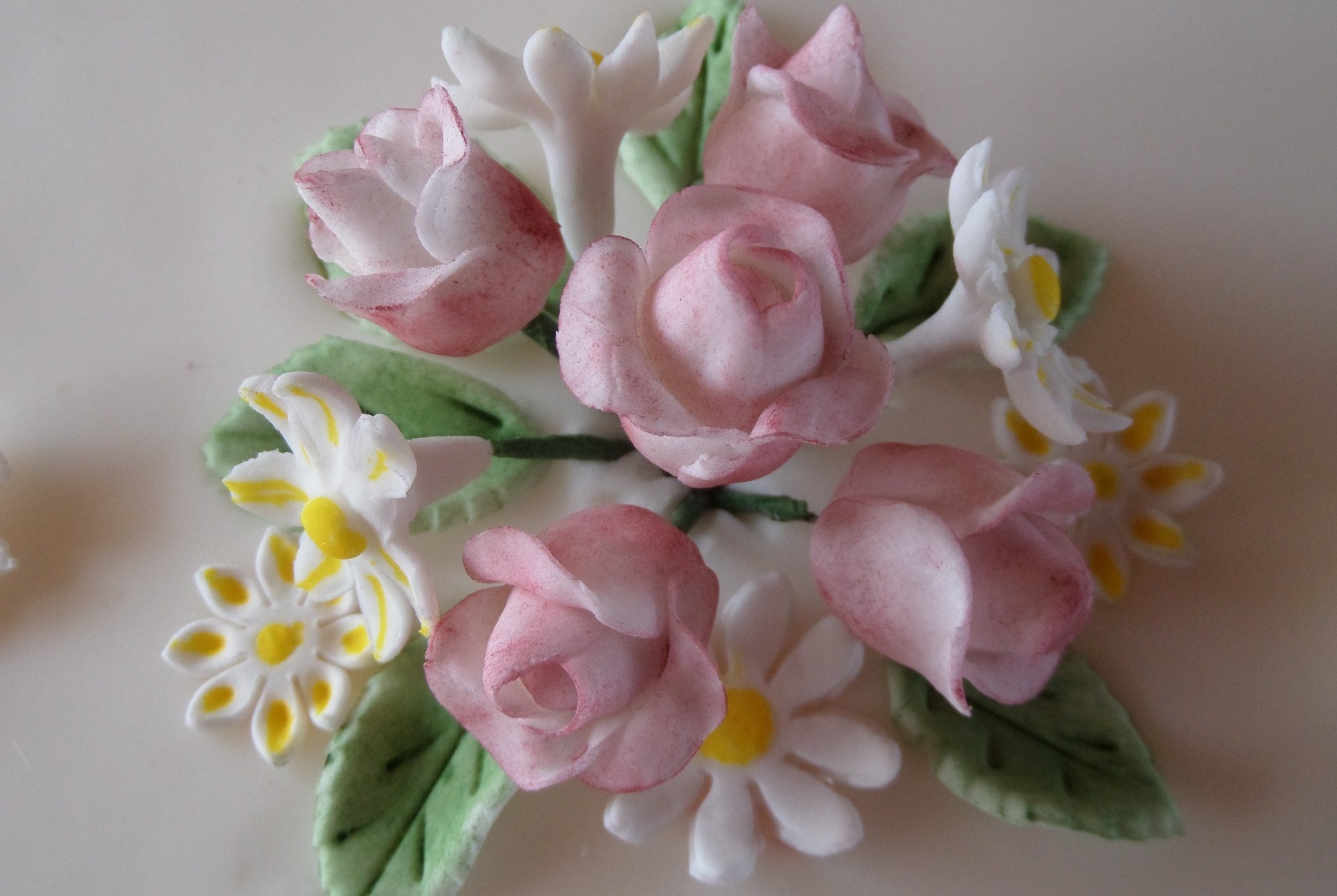 roses and daisies small sugar bouquet